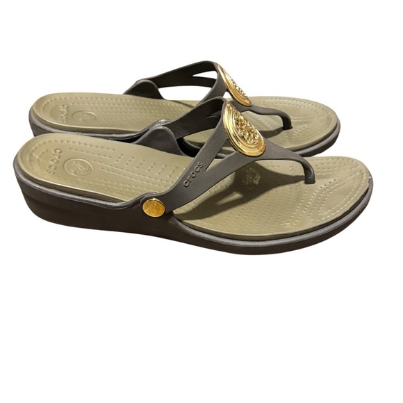 CROCS Women’s Sanrah Sandals Thong Flip Flops Sz 10 Ergonomic Beveled Medallion - Picture 7 of 10